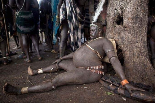 Bộ lạc kỳ lạ 'tôn vinh' đàn ông bụng phệ ở châu Phi