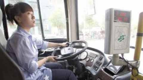 Nữ tài xế xe buýt xinh đẹp liên tục được hành khách làm quen