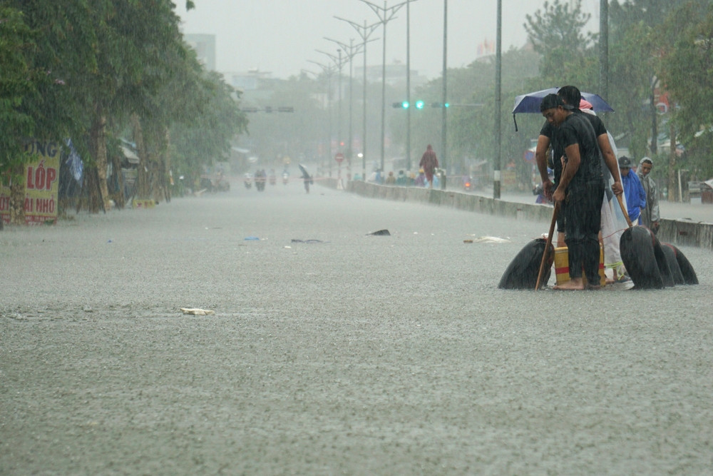 Dự báo thời tiết 30/10/2023: Miền Trung mưa lớn, tâm điểm Quảng Trị - Bình Định