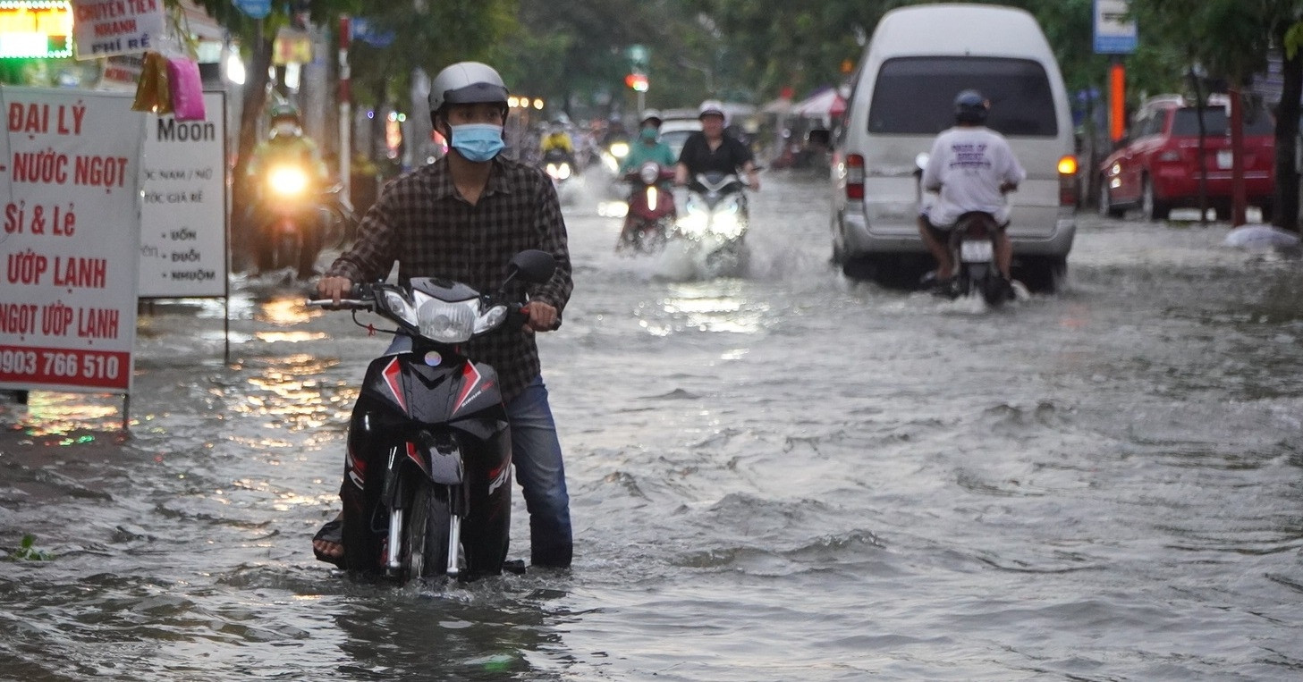 View - Kỳ triều cường rằm tháng 9, nước dâng ngập nhiều đường trung tâm TP.HCM