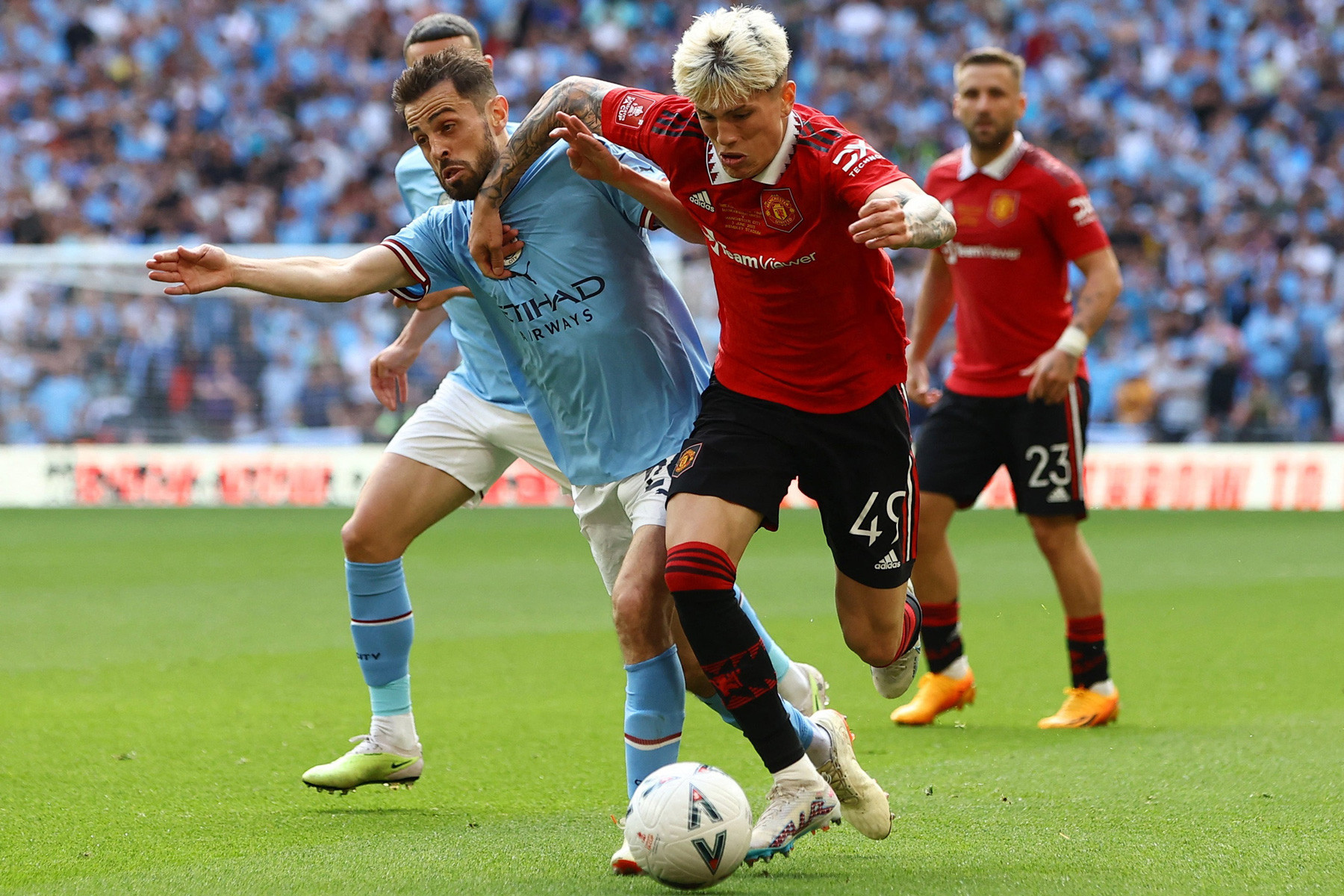 Derby MU vs Man City, ngày Hojlund đối đầu Haaland