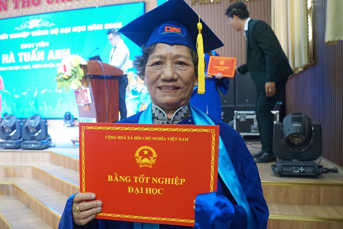 Người phụ nữ 75 tuổi tốt nghiệp đại học bằng Giỏi