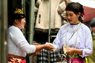 Phụ nữ H'Mong xúng xính đi chợ phiên ngày chủ nhật