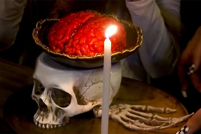 Quán cafe phục vụ bánh 'Não người', đồ uống 'Máu kỳ lân' hút khách dịp Halloween