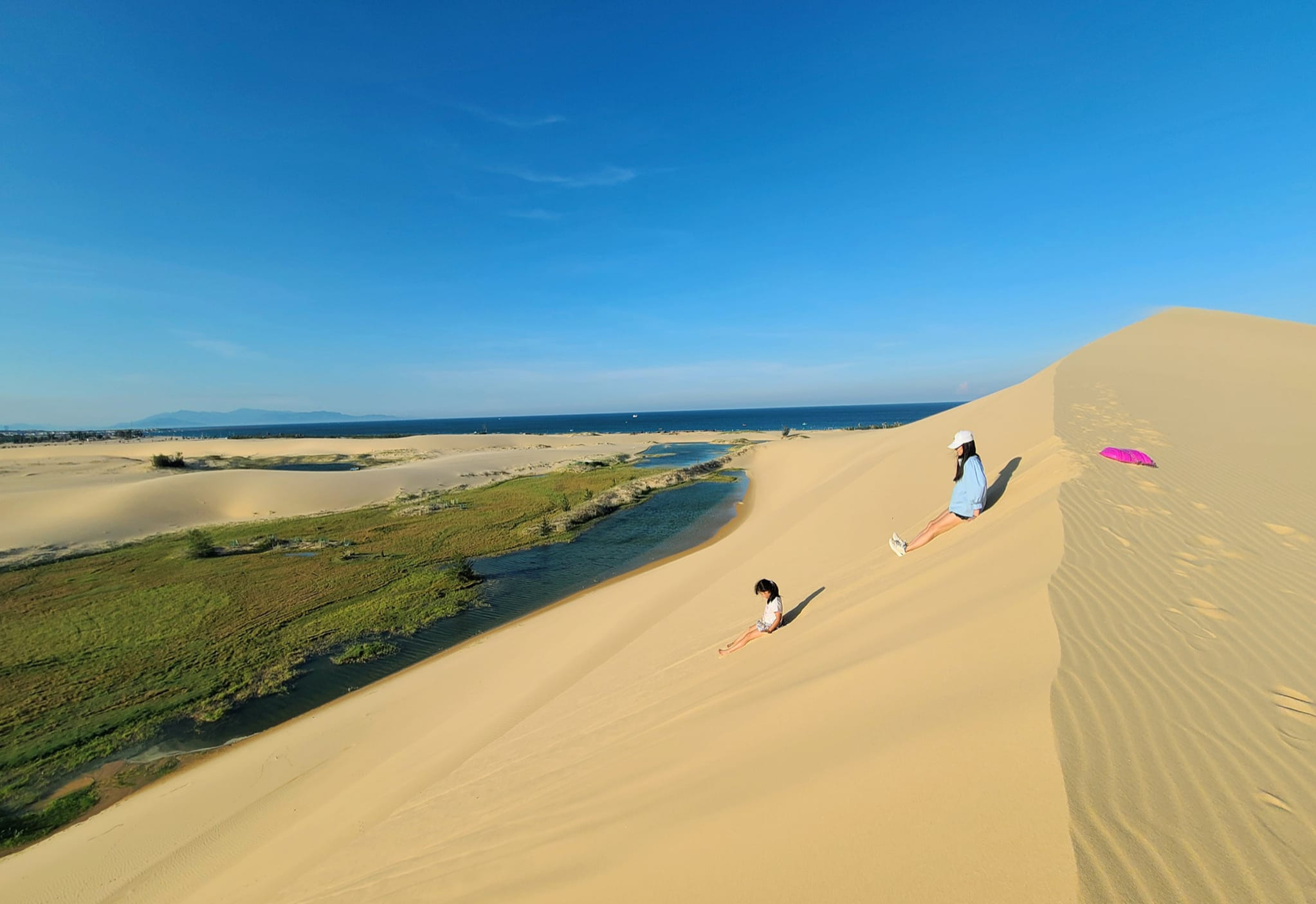 ‘Tiểu sa mạc’ đẹp lạ ở Ninh Thuận, cảnh sắc thay đổi nhiều lần trong một ngày