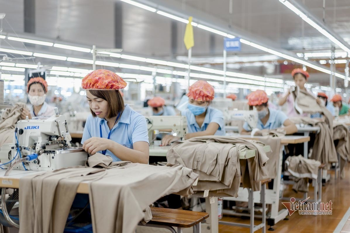 Việt Nam đã và đang tiến hành nội luật hóa các tiêu chuẩn lao động quốc tế và từng bước triển khai trên thực tế