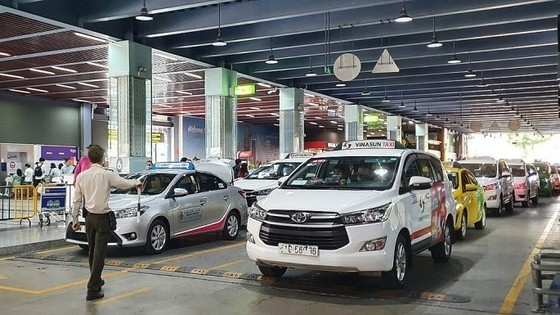 At present, airports across the country, particularly Noi Bai and Tan Son Nhat airports still require drivers to stop at toll booths to pay fees in cash. (Photo: SGGP) ảnh 1