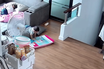 Bé gái 5 tuổi phản ứng nhanh cứu em trai suýt lao xuống cầu thang