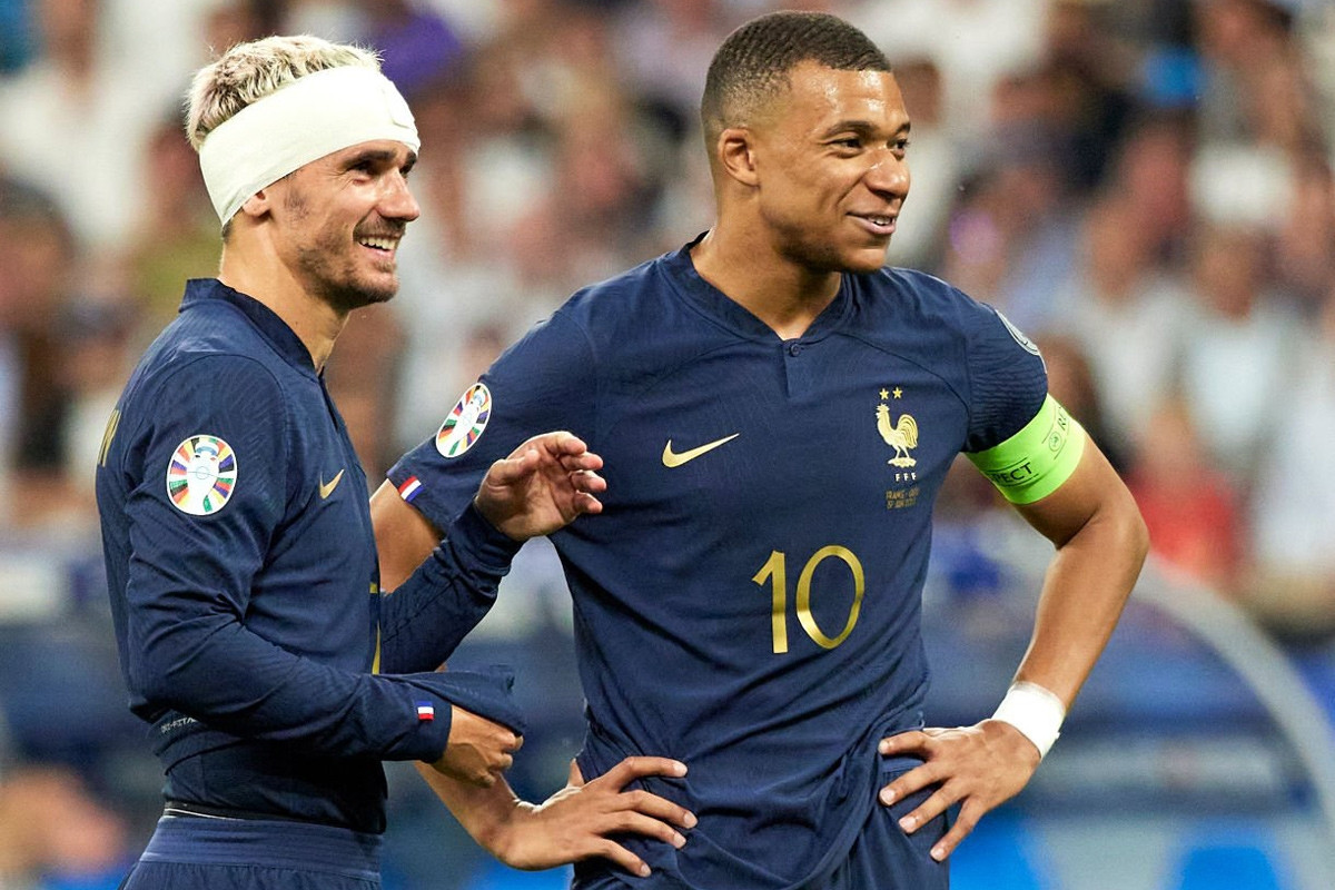 PSG mua Griezmann về đá cặp với Mbappe