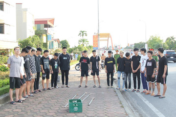 Tạm giữ 13 thanh niên mang hung khí đánh nhau trên đường ở Hà Nam