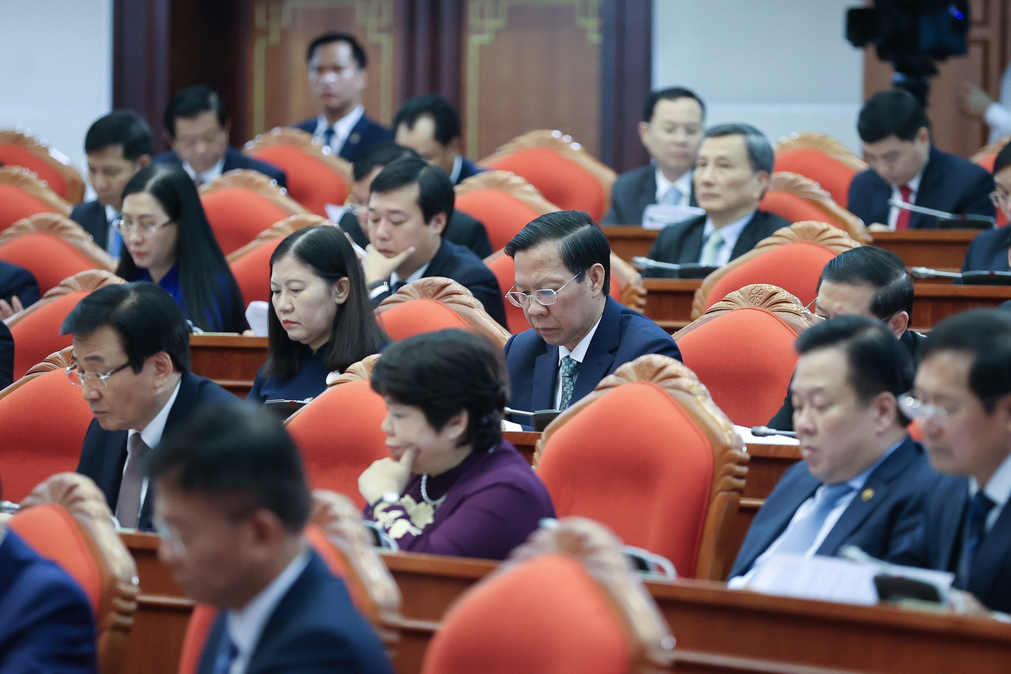 Trung ương thảo luận tại hội trường về lộ trình thực hiện chế độ tiền lương mới