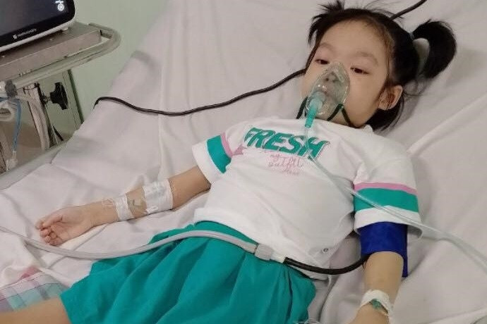 Mẹ nghẹn ngào vì tính mạng con gái 6 tuổi như