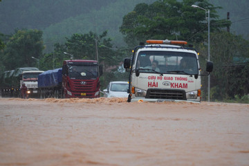 Mưa lớn, đường Hồ Chí Minh qua Hà Tĩnh ngập sâu