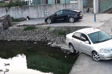 Nghẹt thở cảnh giải cứu nữ tài xế cùng bé trai trong chiếc ô tô lật úp dưới nước