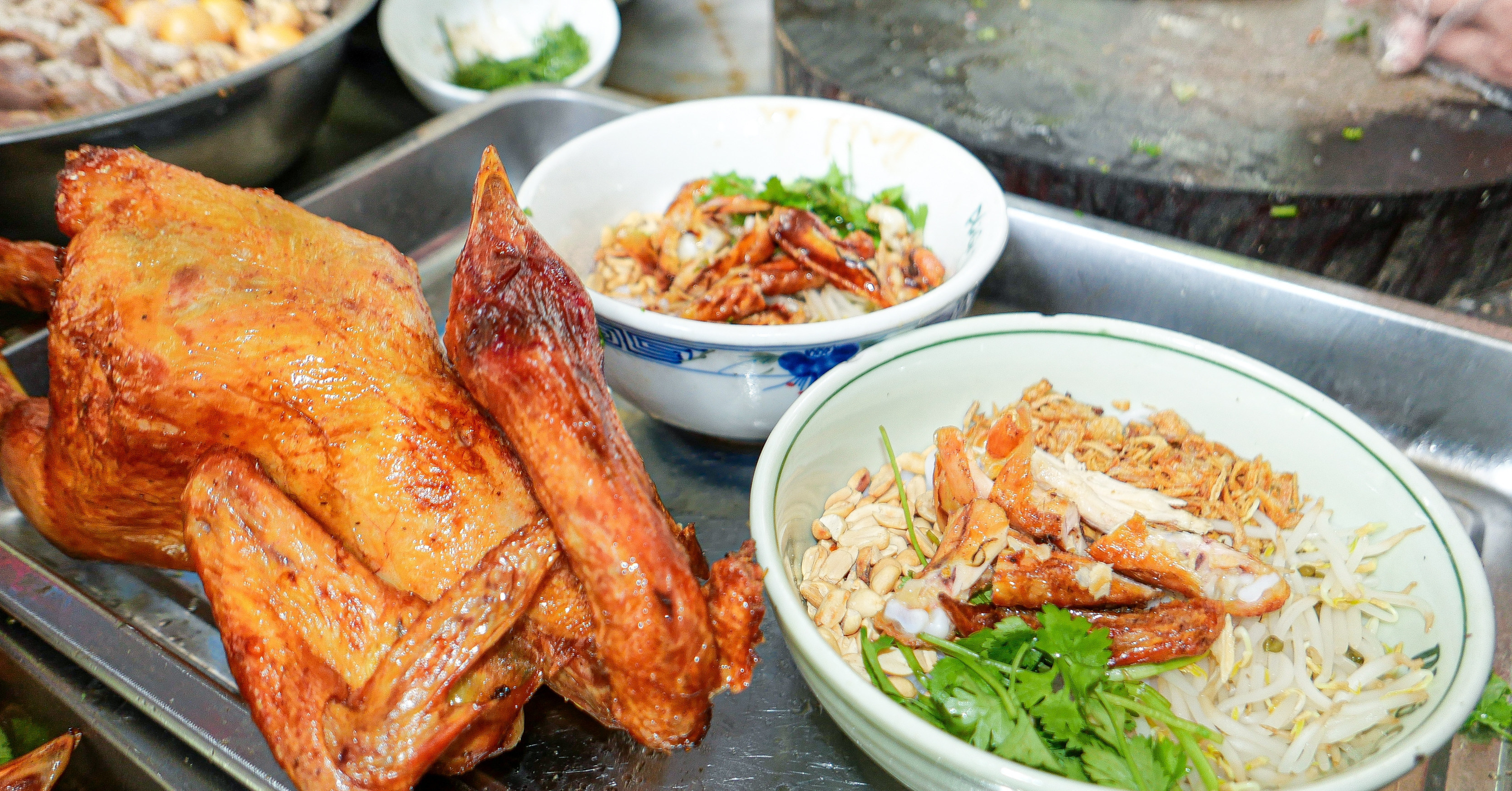 ร้านเฝอไก่ย่าง ขายไก่ 200 ตัวต่อวันในฮานอย ไก่ “อาบ” 3 รอบ หมักเครื่องเทศ 17 ชนิด