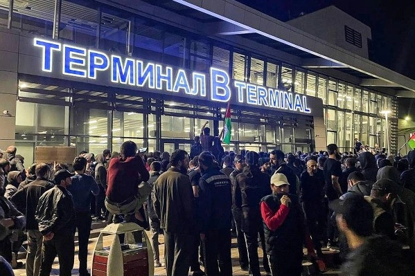 Sân bay Nga đóng cửa, biểu tình yêu cầu Israel đình chiến trên khắp thế giới