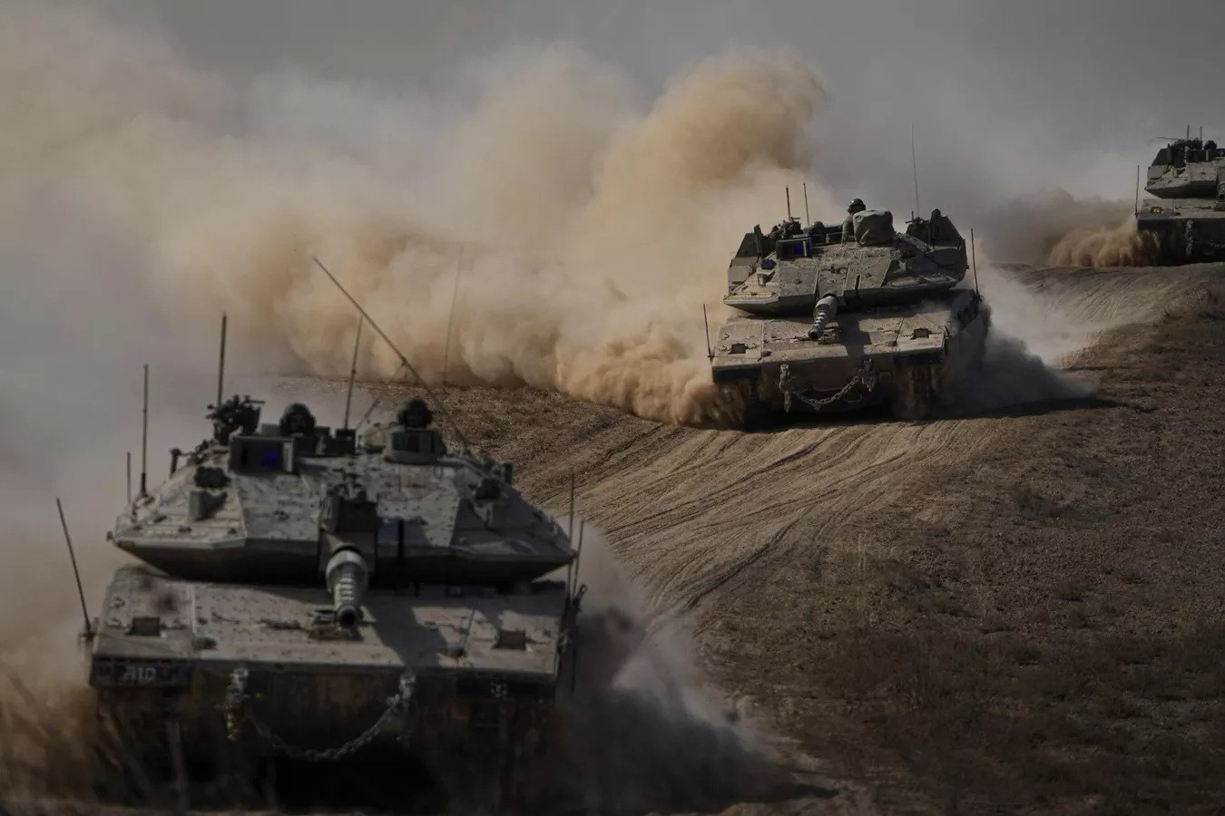 Xe tăng Israel xuất hiện ở ngoại ô Gaza, Tel Aviv nói về xung đột ở Trung Đông