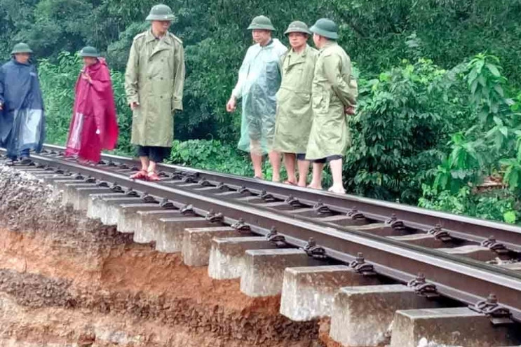 Heavy downpours and landslides disrupt travel on North-South rail route