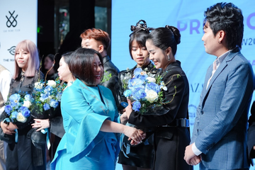 Jang HaNa tiếp tục ‘công phá’ Aquafina Vietnam International Fashion Week