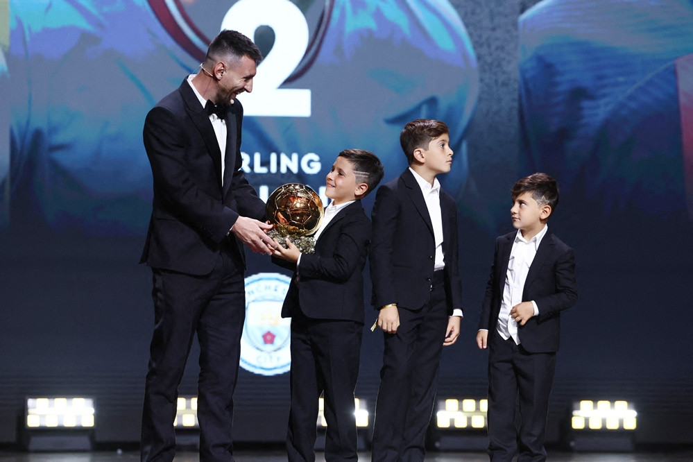 Messi tặng ngay Quả bóng vàng cho con trai