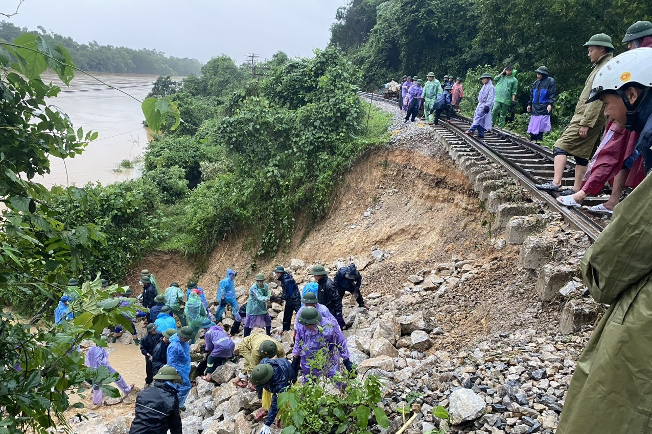 Mưa lớn ở Hà Tĩnh, trăm công nhân trắng đêm đội đá vá đường sắt sạt lở