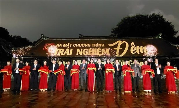 Night tour to Hanoi's Temple of Literature officially launched hinh anh 1