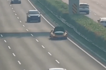 Siêu xe Lamborghini Huracan bị đâm nát khi gặp sự cố trên cao tốc