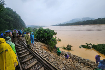 Thủ tướng: Tập trung ứng phó mưa lũ, bảo đảm an toàn tính mạng cho người dân