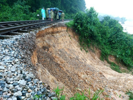 The landslide on the railway passing Ha Tinh Province ảnh 1