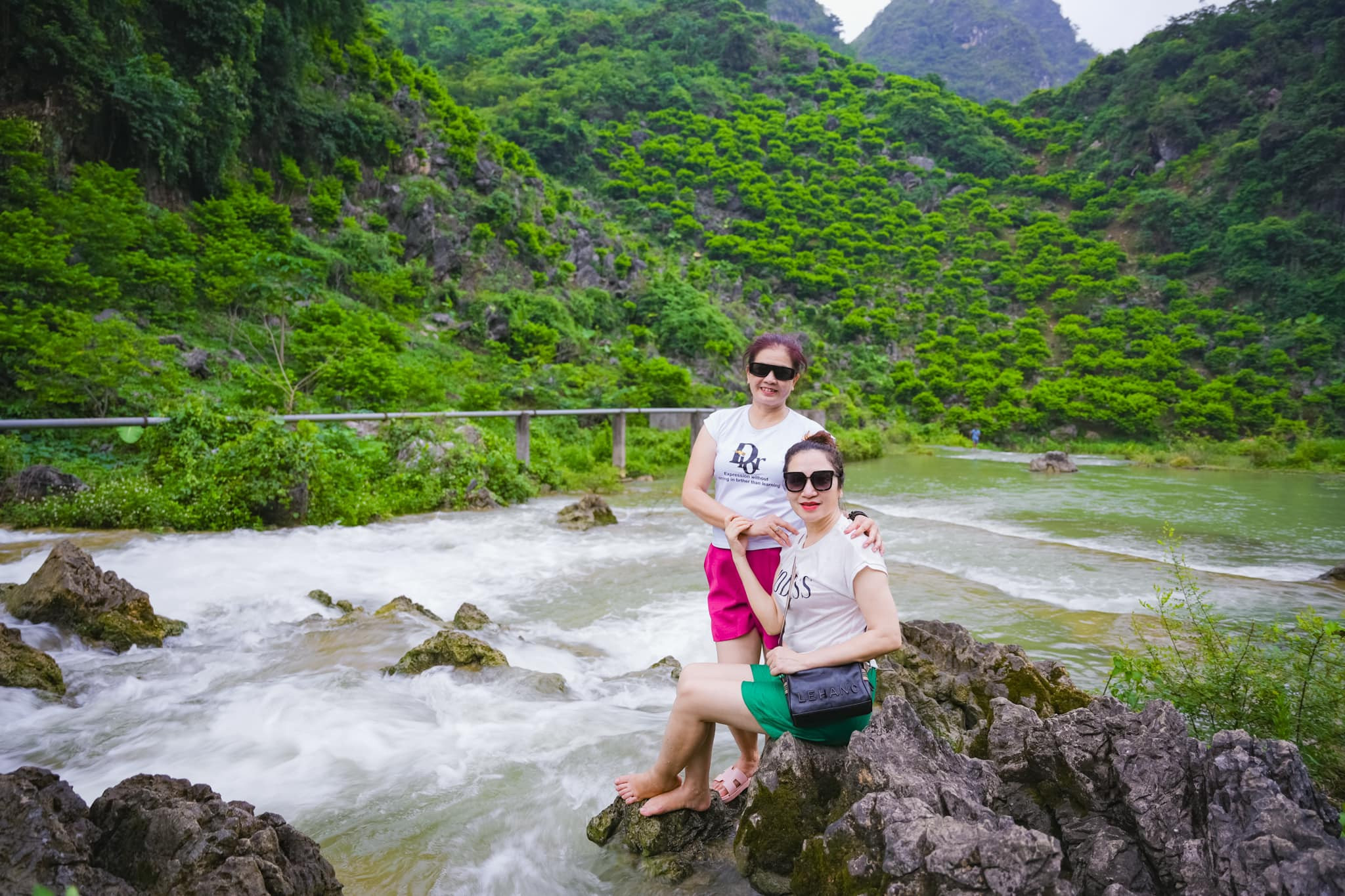 Thung lũng xanh cách Hà Nội 130km, khách tới ăn đặc sản, cắm trại, chèo thuyền