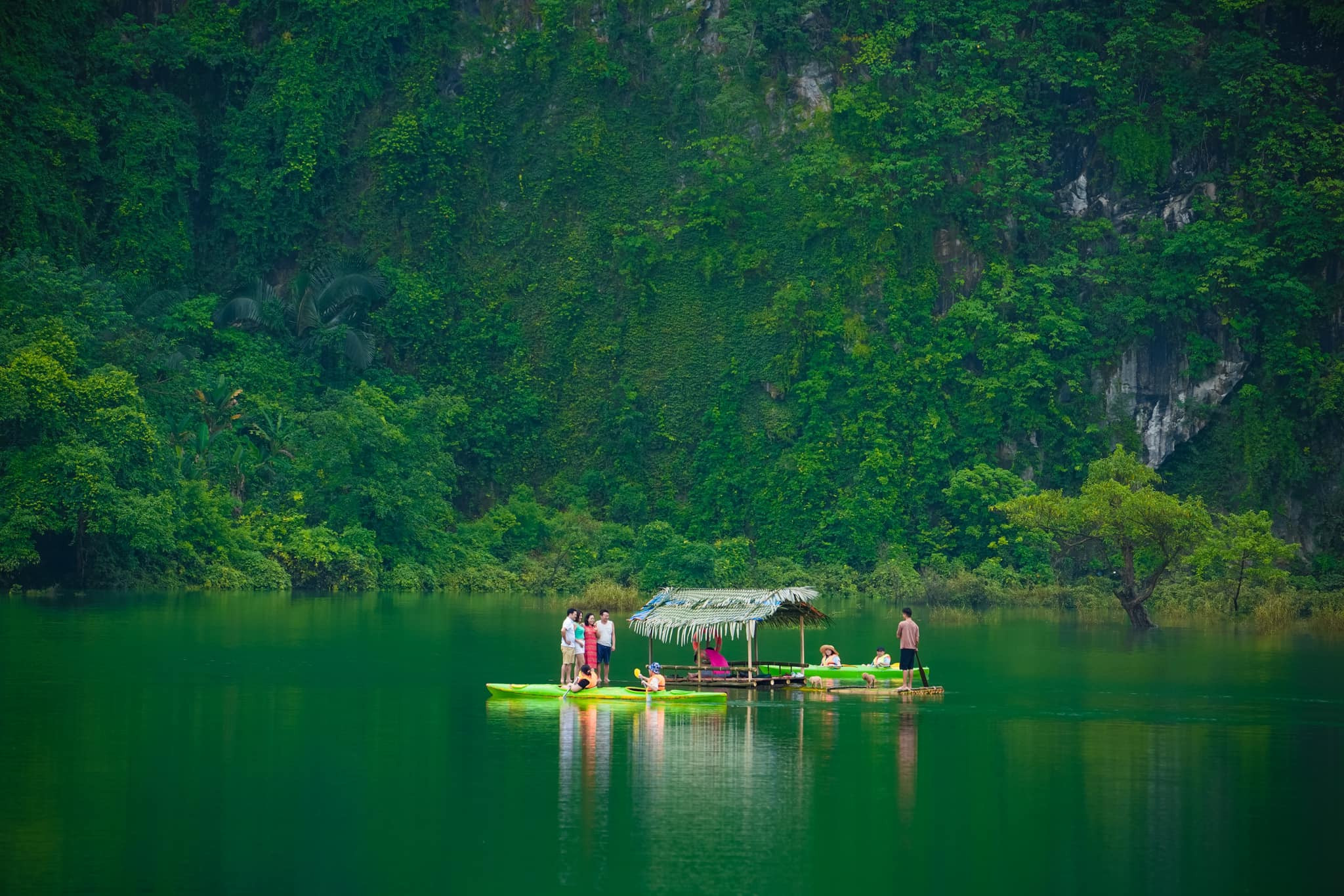Thung lũng xanh cách Hà Nội 130km, khách tới ăn đặc sản, cắm trại, chèo thuyền