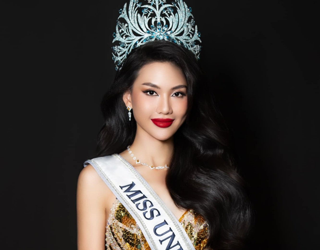 Hoa hậu Bùi Quỳnh Hoa ân hận vì từng hít bóng cười