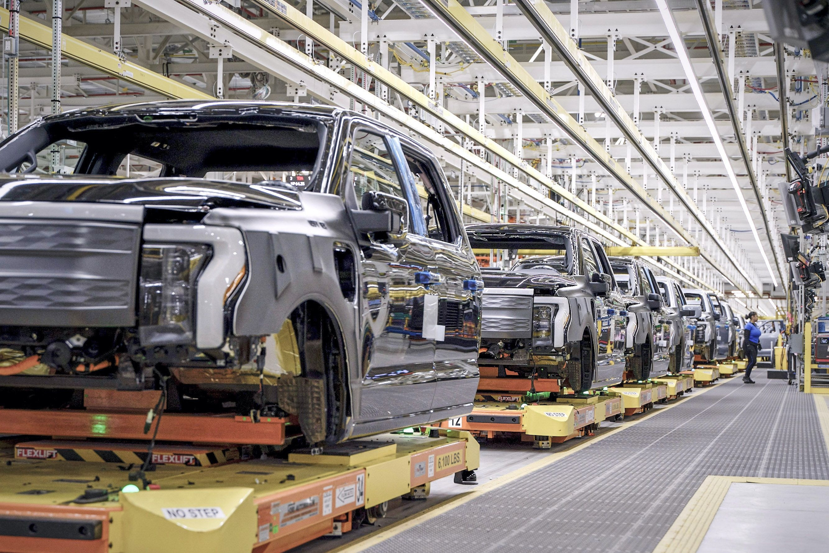 Các hãng xe điện bùng nổ đầu tư tại Mỹ nhờ cú hích