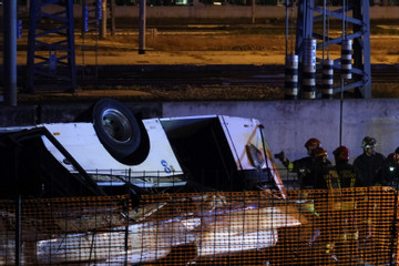 Cảnh đổ nát sau tai nạn xe buýt khiến 21 người thiệt mạng ở Italia