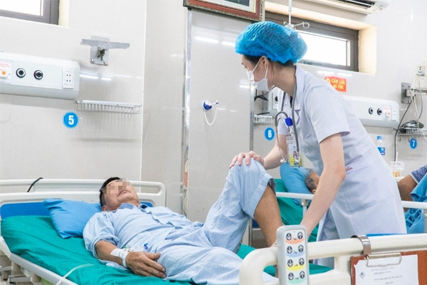 Đang ăn cơm trưa bỗng lả dần, liệt nửa người ngay lập tức