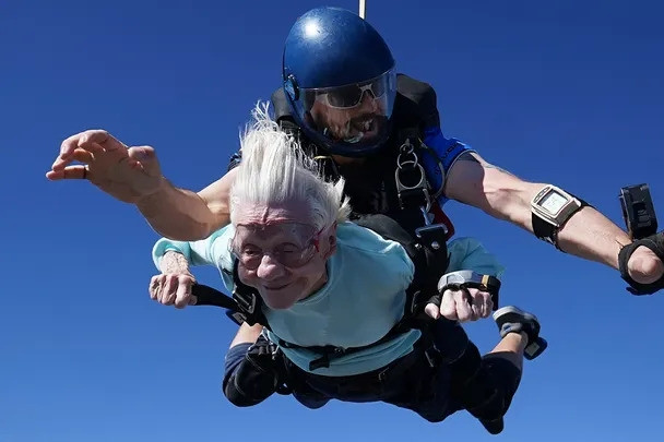 Du khách 104 tuổi lập kỷ lục nhảy dù từ độ cao hơn 4.000 mét
