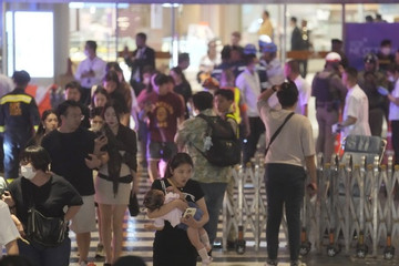 Du khách Việt mệt lả tháo chạy khỏi vụ xả súng 7 người thương vong ở Bangkok