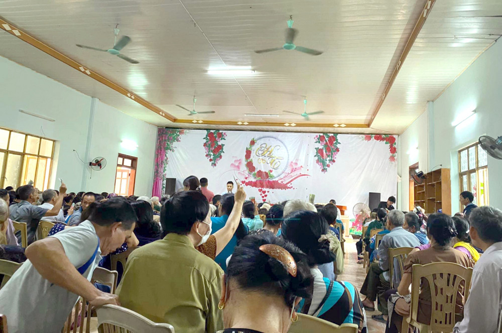 Hàng trăm người lớn tuổi ở huyện Tân Kỳ, tỉnh Nghệ An dự buổi hội thảo bán hàng hôm 15/9 - ẢNH: HOÀNG HÙNG