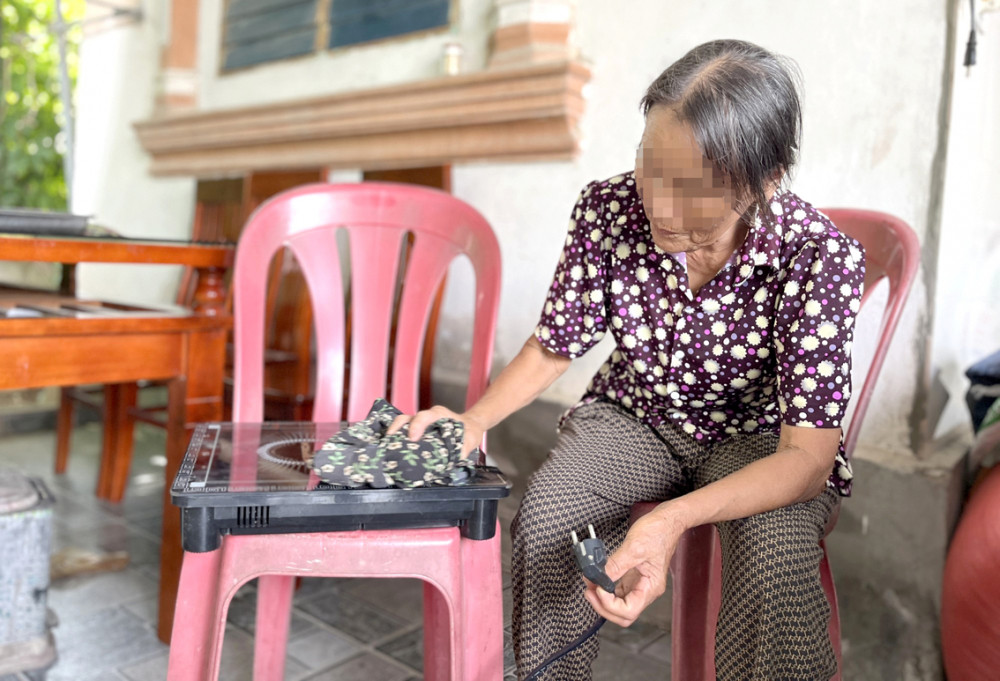 Thỉnh thoảng, bà N.T.L. - 75 tuổi, ở xã Nghi Vạn, huyện Nghi Lộc, tỉnh Nghệ An - lại mang chiếc bếp từ ra lau chùi lại vì tiếc của. Bà đã bị lừa mua chiếc bếp này cùng 3 chiếc nồi kém chất lượng với giá 3 triệu đồng - ẢNH: PHAN NGỌC
