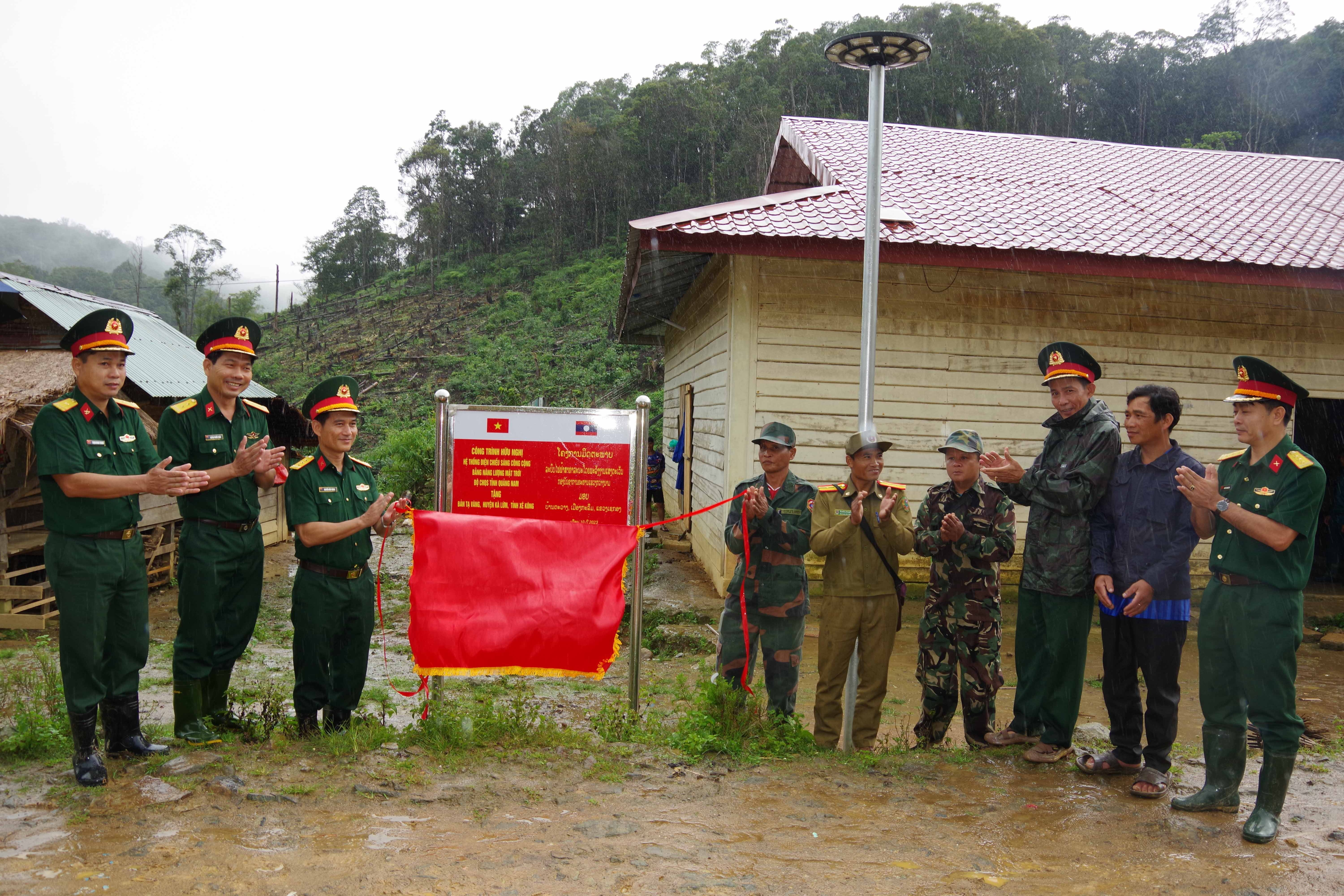 Tặng công trình chiếu sáng bằng năng lượng mặt trời cho nhân dân Lào