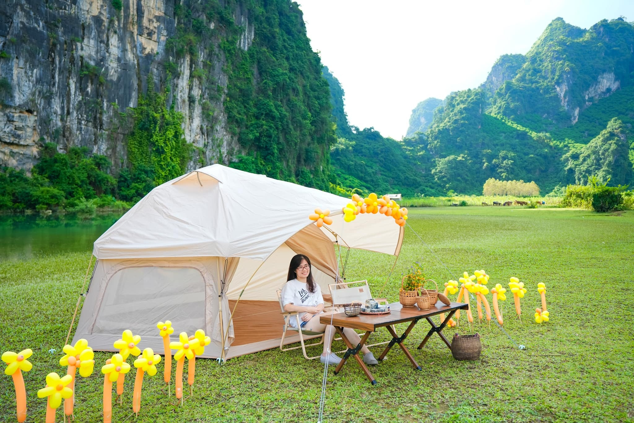Thung lũng xanh cách Hà Nội 130km, khách tới ăn đặc sản, cắm trại, chèo thuyền