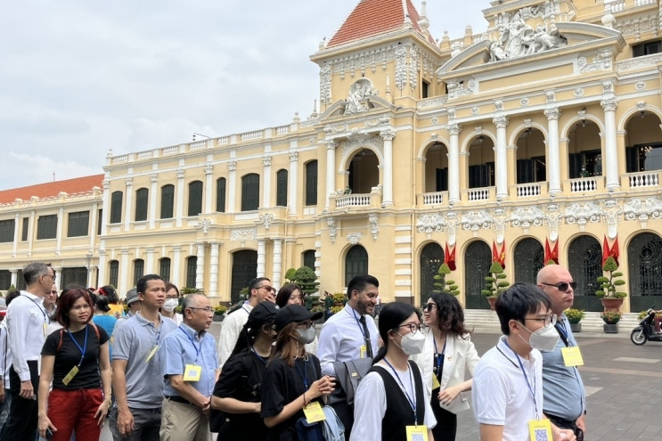 Tour of Ho Chi Minh City People's Committee headquarters attracts visitors