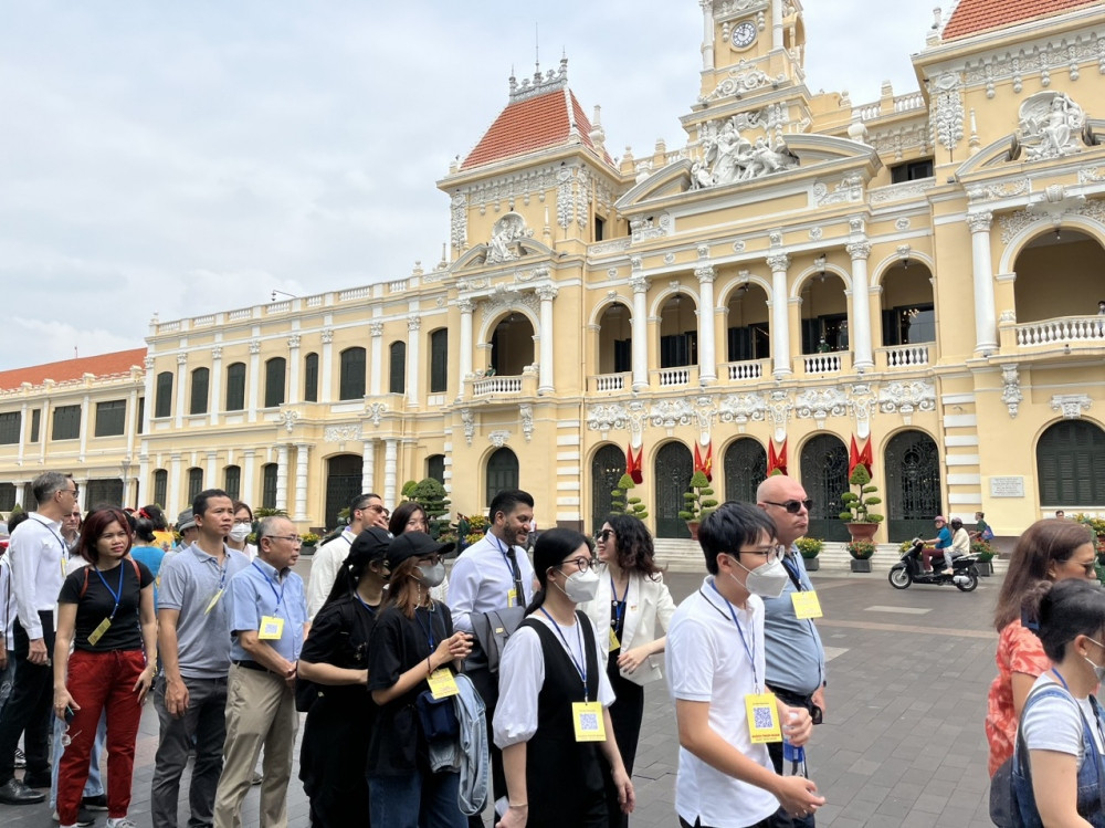 tour of ho chi minh city people s committee headquarters attracts visitors picture 1