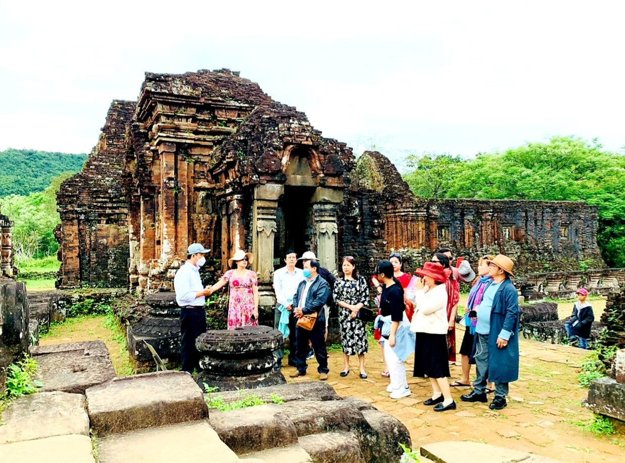 Sau khi đại dịch COVID-19 được khống chế, khách du lịch đến Mỹ Sơn ngày càng đông. Ảnh: PV