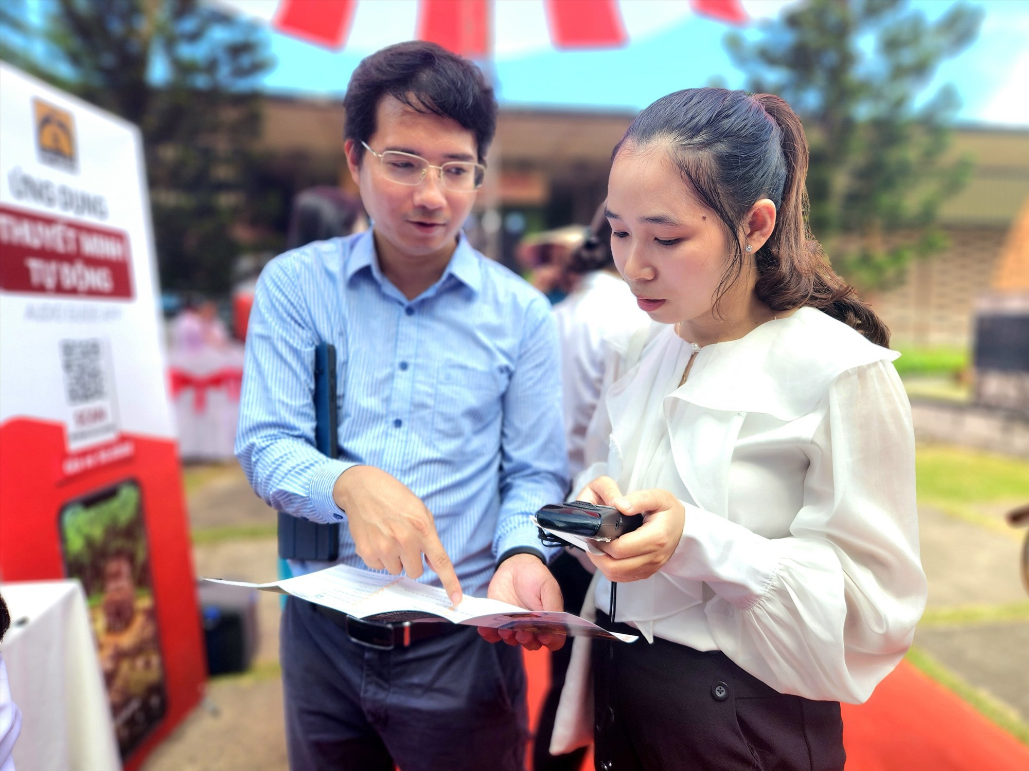 Giới thiệu về các tiện ích thuyết minh tự động ở Mỹ Sơn để du khách sử dụng nếu có nhu cầu. Ảnh: PV