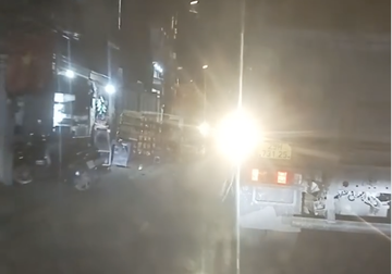 Tài xế bất lực không thể vượt ô tô tải vì bị đèn chiếu ngược chói mắt