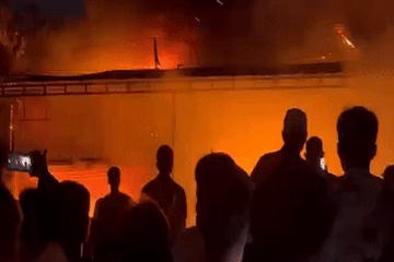 Cháy nhà xưởng may đồ nội y ở Hà Nội, ngọn lửa bốc cao ngùn ngụt