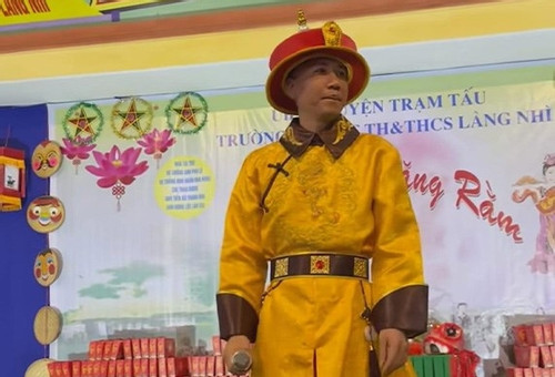 'Giang hồ mạng' Phú Lê mặc phản cảm ở trường học, phòng GD-ĐT nhận trách nhiệm