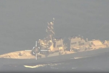 Iran công bố video UAV theo dõi tàu chiến Mỹ