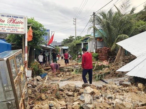24 households in the two hamlets of Bai Nam and Bai Chuong suffer damage ảnh 3